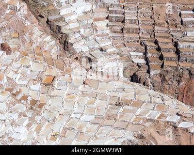 Maras, Pérou - 12 mai 2018 depuis l'Empire des Incas, les mines de sel de Maras sont continuellement exploitées depuis de nombreux siècles. Ces spectaculaires évaporativ Banque D'Images