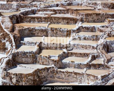 Maras, Pérou - 12 mai 2018 depuis l'Empire des Incas, les mines de sel de Maras sont continuellement exploitées depuis de nombreux siècles. Ces spectaculaires évaporativ Banque D'Images