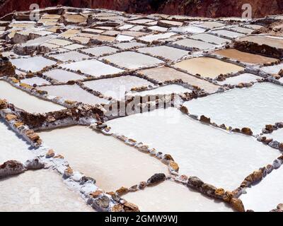 Maras, Pérou - 12 mai 2018 depuis l'Empire des Incas, les mines de sel de Maras sont continuellement exploitées depuis de nombreux siècles. Ces spectaculaires évaporativ Banque D'Images