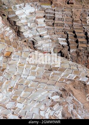 Maras, Pérou - 12 mai 2018 depuis l'Empire des Incas, les mines de sel de Maras sont continuellement exploitées depuis de nombreux siècles. Ces spectaculaires évaporativ Banque D'Images