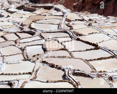 Maras, Pérou - 12 mai 2018 depuis l'Empire des Incas, les mines de sel de Maras sont continuellement exploitées depuis de nombreux siècles. Ces spectaculaires évaporativ Banque D'Images