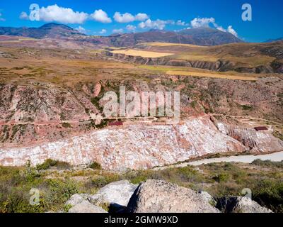 Maras, Pérou - 12 mai 2018 depuis l'Empire des Incas, les mines de sel de Maras sont continuellement exploitées depuis de nombreux siècles. Ces spectaculaires évaporativ Banque D'Images