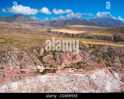 Maras, Pérou - 12 mai 2018 depuis l'Empire des Incas, les mines de sel de Maras sont continuellement exploitées depuis de nombreux siècles. Ces spectaculaires évaporativ Banque D'Images