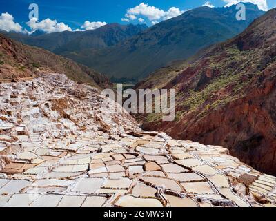 Maras, Pérou - 12 mai 2018 depuis l'Empire des Incas, les mines de sel de Maras sont continuellement exploitées depuis de nombreux siècles. Ces spectaculaires évaporativ Banque D'Images