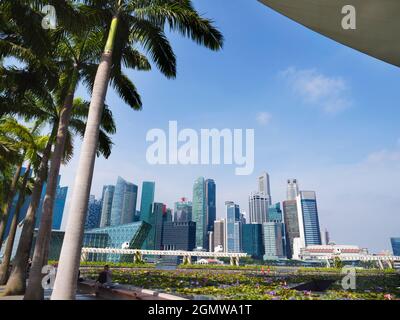 Marina Bay, Singapour - 4,5 mars 2019. Du front de mer de Marina Bay, vous pouvez voir le centre-ville moderne de la ville. Au premier plan est Banque D'Images