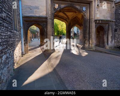 Abingdon, Angleterre - 21 avril 2020 ; un homme qui marche en vue. Abingdon prétend être la plus ancienne ville d'Angleterre. Voici l'un des points de repère de sa Banque D'Images