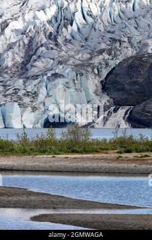 Juno, Alaska, États-Unis - 23 mai 2010; pas de personnes en vue. Le glacier Mendenhall, également connu sous le nom de Sitaantaagu, est situé dans la vallée de Mendenhall, à environ 12 miles f Banque D'Images