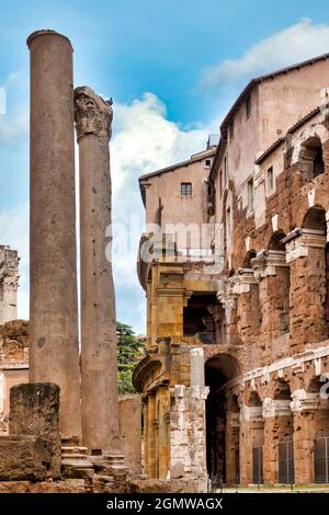 Le mur d'arcade exposé du Théâtre de Marcellus, Rome Italie Banque D'Images