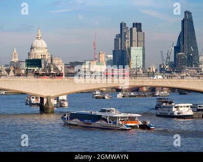 Londres, Angleterre - 2011 ; Londres a une grande ligne d'horizon riche en histoire, avec de nombreux bâtiments célèbres, anciens et nouveaux. Ici, nous voyons une vue panoramique de Charing Banque D'Images