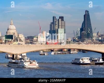 Londres, Angleterre - 2011 ; Londres a une grande ligne d'horizon riche en histoire, avec de nombreux bâtiments célèbres, anciens et nouveaux. Ici, nous voyons une vue panoramique de Charing Banque D'Images