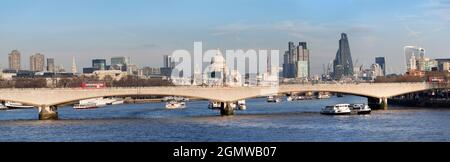 Londres, Angleterre - 2011 ; Londres a une grande ligne d'horizon riche en histoire, avec de nombreux bâtiments célèbres, anciens et nouveaux. Ici, nous voyons une vue panoramique de Charing Banque D'Images