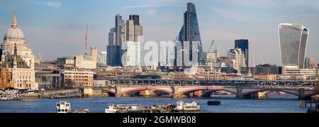 Londres, Angleterre - 2011 ; Londres a une grande ligne d'horizon riche en histoire, avec de nombreux bâtiments célèbres, anciens et nouveaux. Ici, nous voyons une vue panoramique de Waterlo Banque D'Images