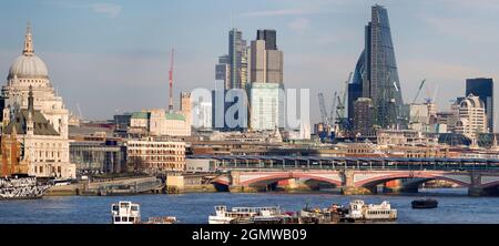 Londres, Angleterre - 2011 ; Londres a une grande ligne d'horizon riche en histoire, avec de nombreux bâtiments célèbres, anciens et nouveaux. Ici, nous voyons une vue panoramique de Waterlo Banque D'Images