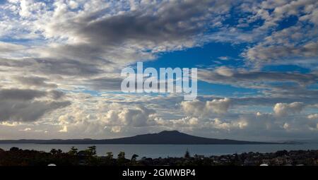 Le cône volcanique dormant du mont Rangitoto domine le port d'Auckland dans l'île du Nord de la Nouvelle-Zélande. Son nom signifie « ciel sanglant » en maori. C'est toi Banque D'Images