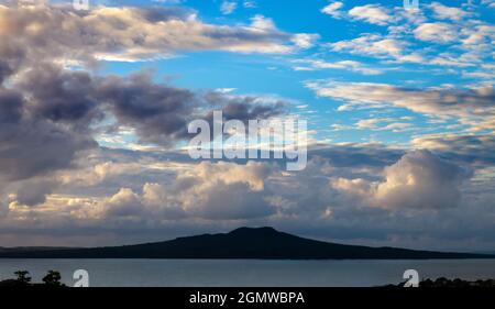 Auckland, Nouvelle-Zélande - 26 mai 2012 ; le cône volcanique dormant du mont Rangitoto domine le port d'Auckland dans l'île du Nord de la Nouvelle-Zélande Banque D'Images