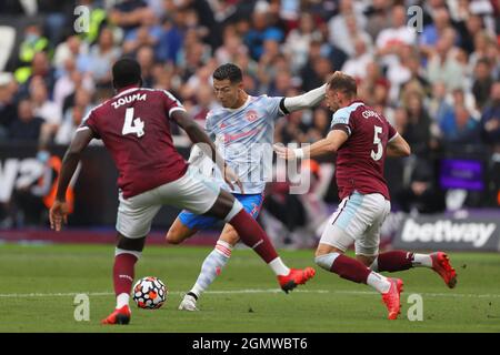 Cristiano Ronaldo de Manchester United en action avec Vladimir Coufal et Kurt Zouma de West Ham United - West Ham United v Manchester United, Premier League, London Stadium, Londres, Royaume-Uni - 19 septembre 2021 usage éditorial uniquement - des restrictions DataCo s'appliquent Banque D'Images