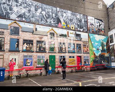 Belfast, Ulster - Royaume-Uni ; Belfast est une ville qui ne peut pas. Apparemment, laissez n'importe quel mur intact sans une touche de couleur. Le graffiti, especia Banque D'Images