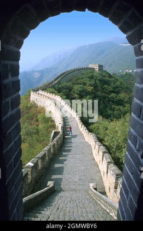 La Chine, la Grande Muraille à Mutianyu - avril 2016 ; maintenant, voici inhabituel. Une fille unique sur la Grande Muraille à Mutianyu. Mutianyu est une section du Grand Wa Banque D'Images