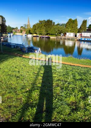 Abingdon, Angleterre - 5 septembre 2020 ; pas de personne en balle. Un lever de lune d'été rarement vu par la Tamise à Abingdon; Saint Helen's Wharf et l'église sont Banque D'Images