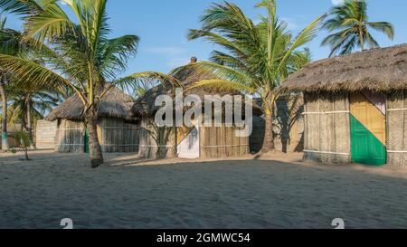 Bungalow avec toit de chaume et construit dans la tradition ancienne manière sur une plage à Ada Foah situé dans la région de volta Ghana Afrique de l'Ouest Banque D'Images