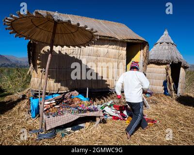 Lac Titicaca, Pérou - 17 mai 2018; un homme en tir situé à 3,812 mètres (12,507 pi) d'altitude, le beau lac Titicaca, joyau est le Banque D'Images