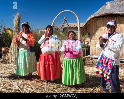 Lac Titicaca, Pérou - 17 mai 2018; quatre autochtones en tir situé à 3,812 mètres (12,507 pi) d'altitude, le beau lac Titicac, joyau Banque D'Images