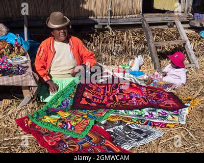 Lac Titicaca, Pérou - 17 mai 2018; une personne indigène en balle située à 3,812 mètres (12,507 pi) d'altitude, le beau lac Titicaca, joyau Banque D'Images