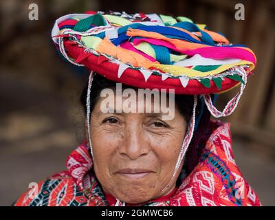 Awanakancha, Pérou - 11 mai 2018; une femme en photo Portrait d'un tisserand à Awanakancha, portant un costume tribal traditionnel coloré. Banque D'Images