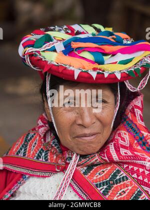 Awanakancha, Pérou - 11 mai 2018; une femme en photo Portrait d'un tisserand à Awanakancha, portant un costume tribal traditionnel coloré. Banque D'Images