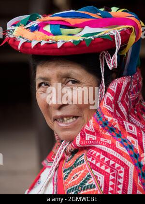 Awanakancha, Pérou - 11 mai 2018; une femme en photo Portrait d'un tisserand à Awanakancha, portant un costume tribal traditionnel coloré. Banque D'Images