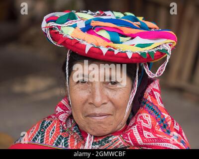 Awanakancha, Pérou - 11 mai 2018; une femme en photo Portrait d'un tisserand à Awanakancha, portant un costume tribal traditionnel coloré. Banque D'Images