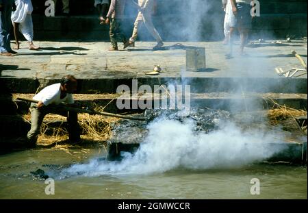 Pataan, Népal - novembre 1986; Ghats - les marches menant à un plan d'eau ou de rivière - sont souvent utilisés pour les bains cérémoniels, rituels ou de l'air libre crème Banque D'Images