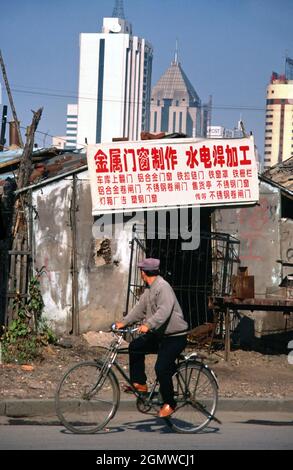 Shenyang, Liaoning Chine - août 2000 ; un cycliste passe devant. J'ai vécu à Shenyang pendant un an en tant que directeur d'un projet de pollution de l'air entre l'UE et la Chine, et Banque D'Images
