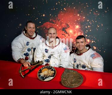 (Décembre 1969) --- les membres de l'équipage principal de la mission d'atterrissage lunaire Apollo 13 (de gauche à droite) sont les astronautes James A. Lovell Jr., commandant; Thomas K. Mattingly II, pilote du module de commandement; et Fred W. Haise Jr., pilote du module lunaire. Ils sont assis devant une scène de la lagune Nebula, avec l'insigne de la mission et deux éléments de navigation précoce au premier plan. Représenté dans l'emblème d'Apollo 13 (au centre) est Apollo, le Dieu solaire de la mythologie grecque, symbolisant que les vols d'Apollo ont étendu la lumière de la connaissance à toute l'humanité. L'expression latine ex Luna, Scientia signifie 'fro Banque D'Images