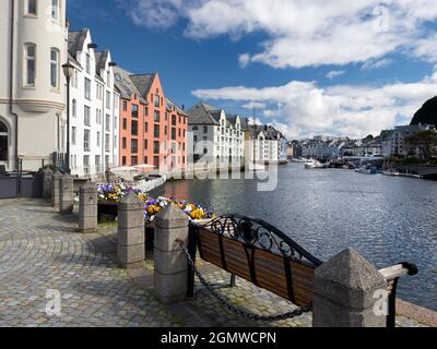 Alesund est une petite ville (pop. 45000) dans le comté de Møre og Romsdal, en Norvège. Il fait partie du quartier traditionnel de Sunnmøre et du centre des Åles Banque D'Images