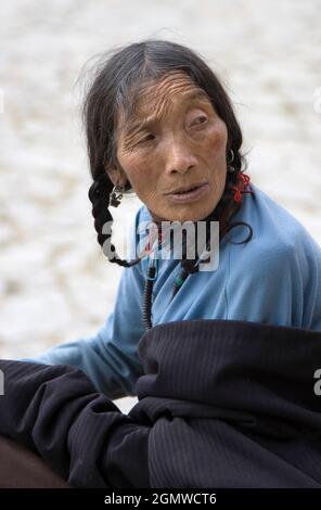 Lhassa, Tibet - 21 octobre 2006 : une femme en photo un vieux visage plein de caractère. Malgré toutes les difficultés et la lutte du Tibet, tous les Tibétains Banque D'Images