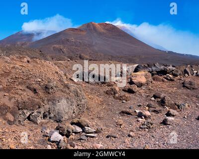 Mont Etna, Sicile, Italie - 21 septembre 2019 ; pas de personne en balle. Le majestueux Mont Etna domine le paysage nord-est de la Sicile, entre M. Banque D'Images