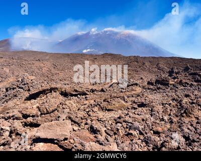 Mont Etna, Sicile, Italie - 21 septembre 2019 ; pas de personne en balle. Le majestueux Mont Etna domine le paysage nord-est de la Sicile, entre M. Banque D'Images