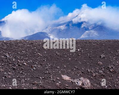 Mont Etna, Sicile, Italie - 21 septembre 2019 ; pas de personne en balle. Le majestueux Mont Etna domine le paysage nord-est de la Sicile, entre M. Banque D'Images