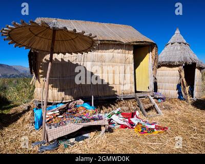 Lac Titicaca, Pérou - 17 mai 2018 situé à 3,812 mètres (12,507 pi) d'altitude, le beau lac Titicaca, joyau, est le plus haut b navigable Banque D'Images