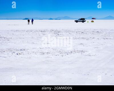 Salar de Uyuni, Bolivie - 23 mai 2018; deux personnes qui marchent les cuves salées d'Uyuni, en Bolivie, sont l'une des grandes merveilles naturelles de la planète. Couverture Banque D'Images