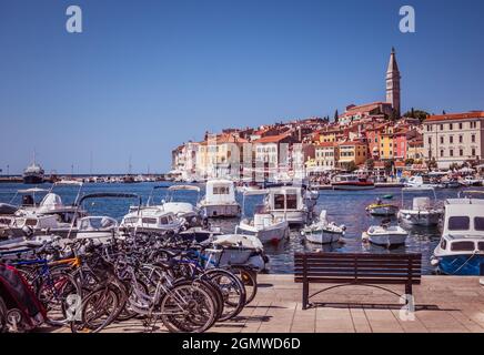 Panorama de la ville portuaire romantique de Rovinj sur la mer Adriatique Banque D'Images