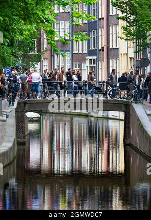 Amsterdam, pays-Bas - 28 mai 2016; beaucoup de gens en vue, traversant un canal. Ici, nous voyons tous les archétypes célèbres de AmsterdamÕs - de beaux canaux, Banque D'Images