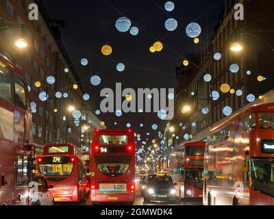 Oxford Street est une route importante et historique dans la ville de Westminster dans le West End de Londres, datant de l'époque romaine. C'est maintenant la busie de l'Europe Banque D'Images