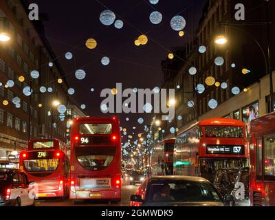 Oxford Street est une route importante et historique dans la ville de Westminster dans le West End de Londres, datant de l'époque romaine. C'est maintenant la busie de l'Europe Banque D'Images