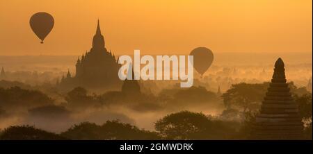 Bagan, Myanmar - 29 janvier 2013. Lever de soleil sur les pagodes de la vallée de Bagan à Mandalay, au Myanmar. Du 9ème au 13ème siècle, la ville Banque D'Images