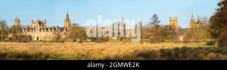 Oxford, Angleterre - 18 janvier 2020; pas de personnes en vue. Une superbe vue panoramique sur les sites d'Oxford depuis la rivière Cherwell, en admirant l'église Christ Church Banque D'Images