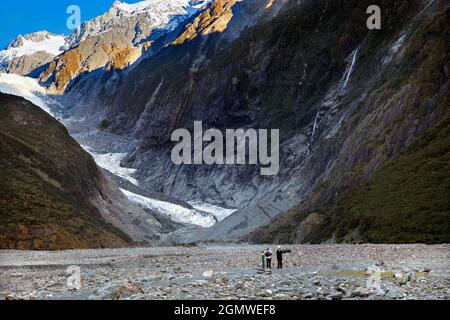 South Island, Nouvelle-Zélande - 19 mai 2012 base du glacier François-Joseph. Deux randonneurs prennent dans le paysage magnifique. Le glacier est situé sur le WE Banque D'Images