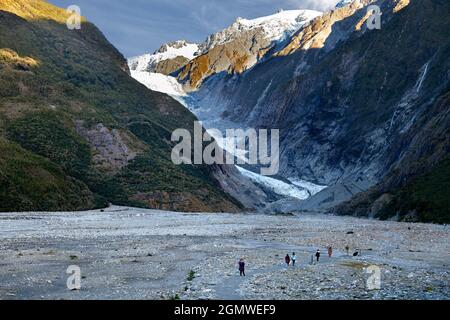 South Island, Nouvelle-Zélande - 19 mai 2012 base du glacier François-Joseph. Une ligne de randonneurs prennent dans le paysage magnifique. Le glacier est situé sur Banque D'Images