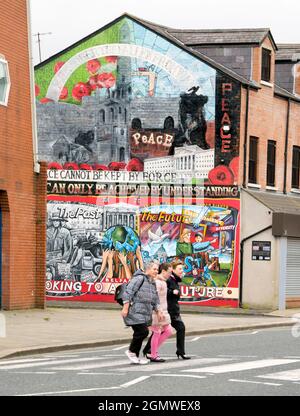 Belfast est une ville qui ne peut pas. Apparemment, laissez n'importe quel mur intact sans une touche de couleur. Le graffiti, surtout dans le quartier de la cathédrale, est o Banque D'Images